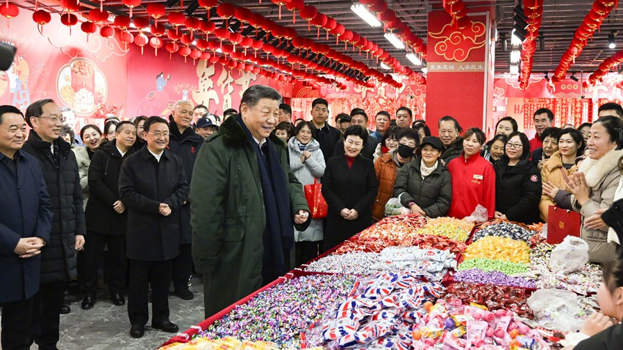 习近平察看春节市场供应：希望你们的生活像糖果一样甜甜美美