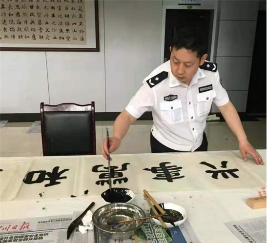 画笔绘就时代颂歌：余长明的艺术人生